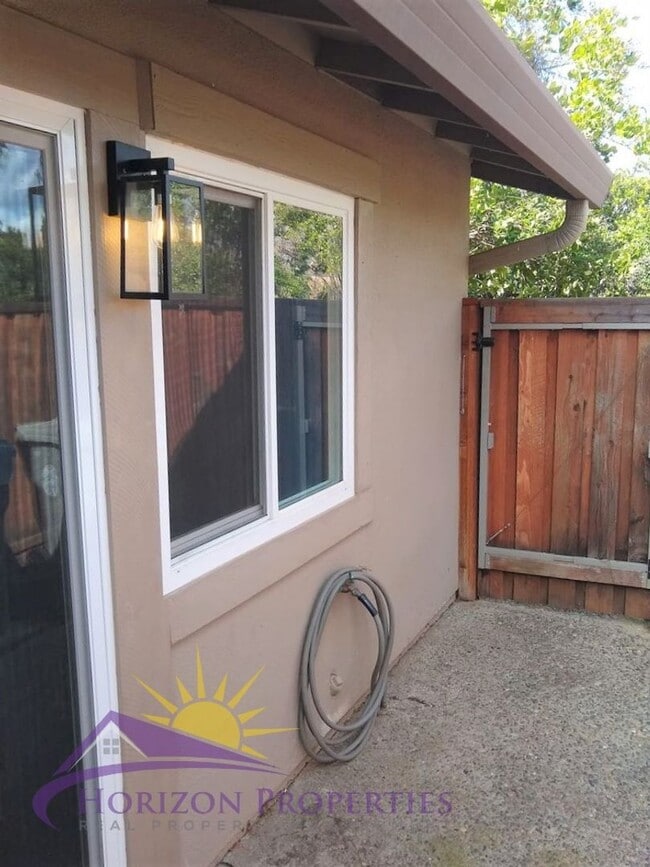 Building Photo - Cozy 2 Bed 1 Bath 897 Sq. Ft. Sacramento C...