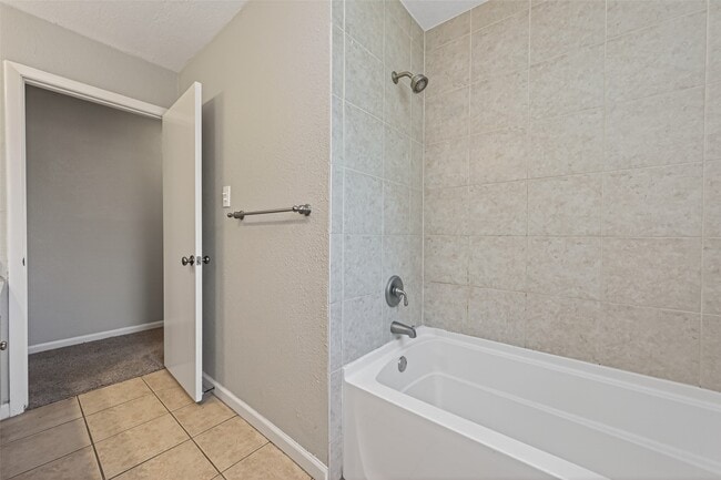 Building Photo - 1910 Claiborne Dr