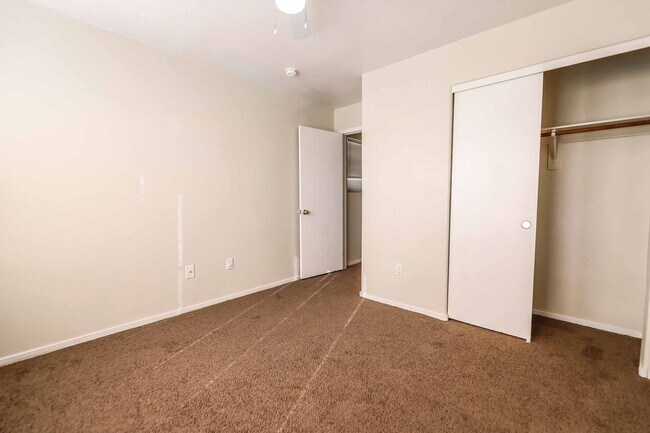 Building Photo - 2 BEDROOM TOWNHOUSE WITH GARAGE!