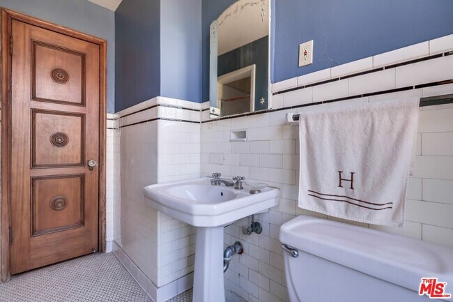 Building Photo - 642 S Bronson Ave