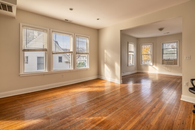 Building Photo - 25 Hunting St