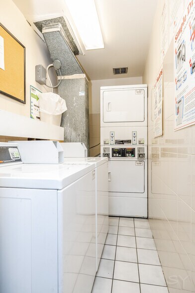 Building Photo - 607 W Wrightwood Ave