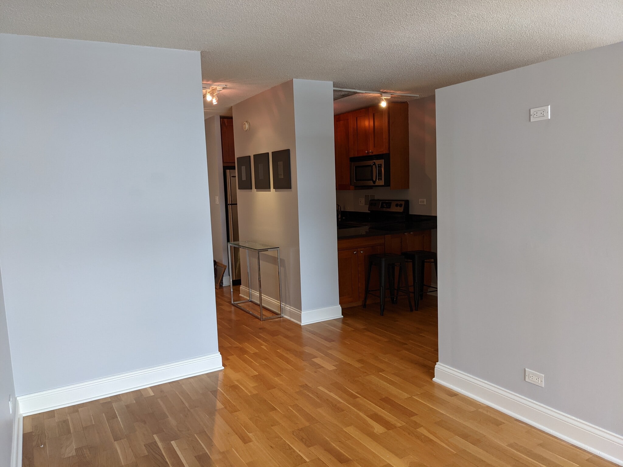 Building Photo - 450 W Briar Plz