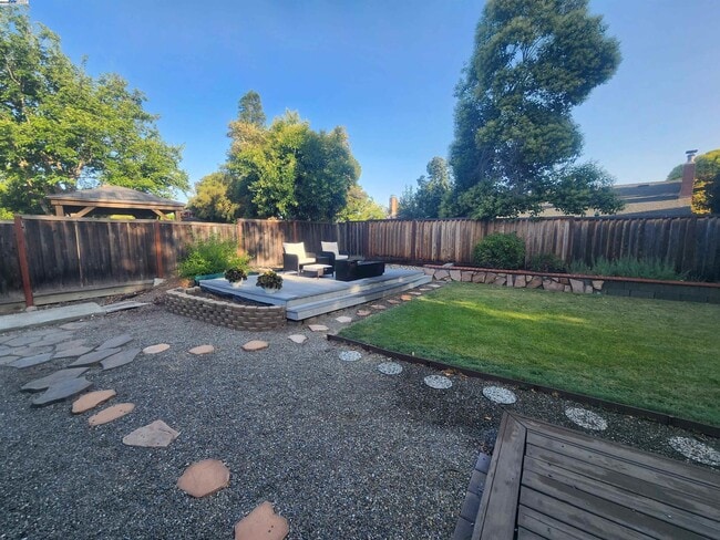 Building Photo - 1733 Carnation Cir