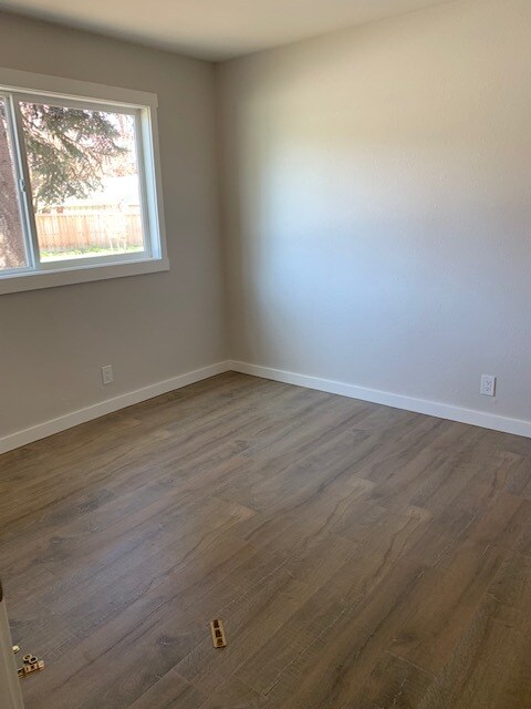 Spacious bedroom - 1503 E Mullan Ave
