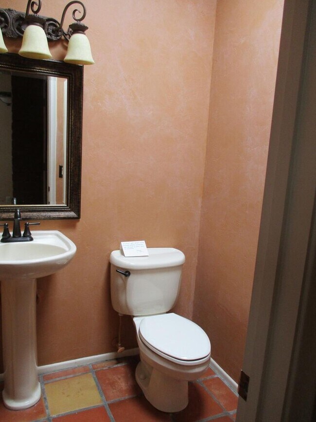 Building Photo - 4 bedroom 2.5 Bath