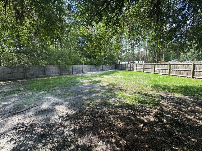 Building Photo - Ready Now! 3/2 Single Family Home w/ Fenced Yard in Starke, FL!