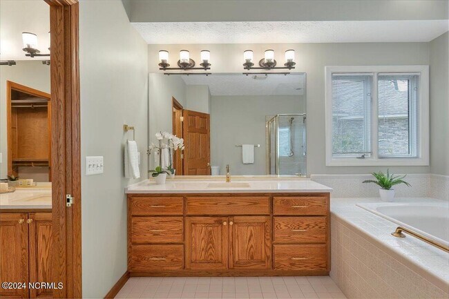 Building Photo - 38 Pinebrook Dr