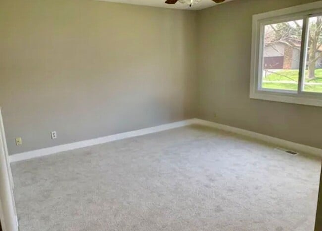 Building Photo - 4BR/2BA Eden Prairie Home In Cul De Sac Available 6/1 !