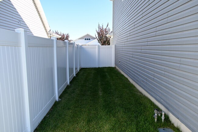 Building Photo - 1254 W 290 S