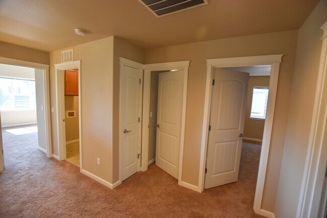 Building Photo - Gorgeous home in Olympia!!