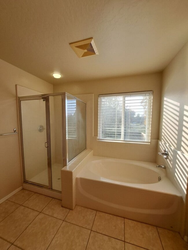 Building Photo - Spacious 2-Story Fresno Home with Bonus Room!