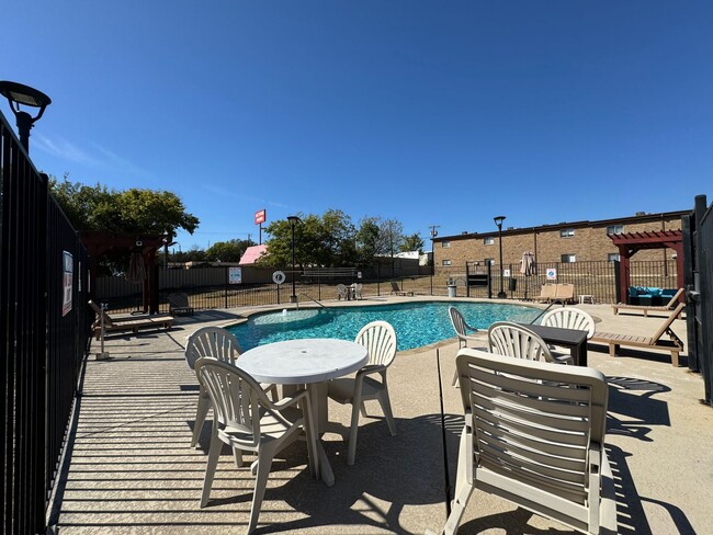 Primary Photo - 1020 N Gilmer St