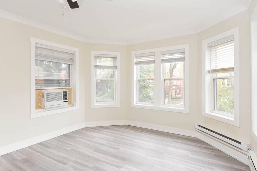 Building Photo - 1417 W Hutchinson St