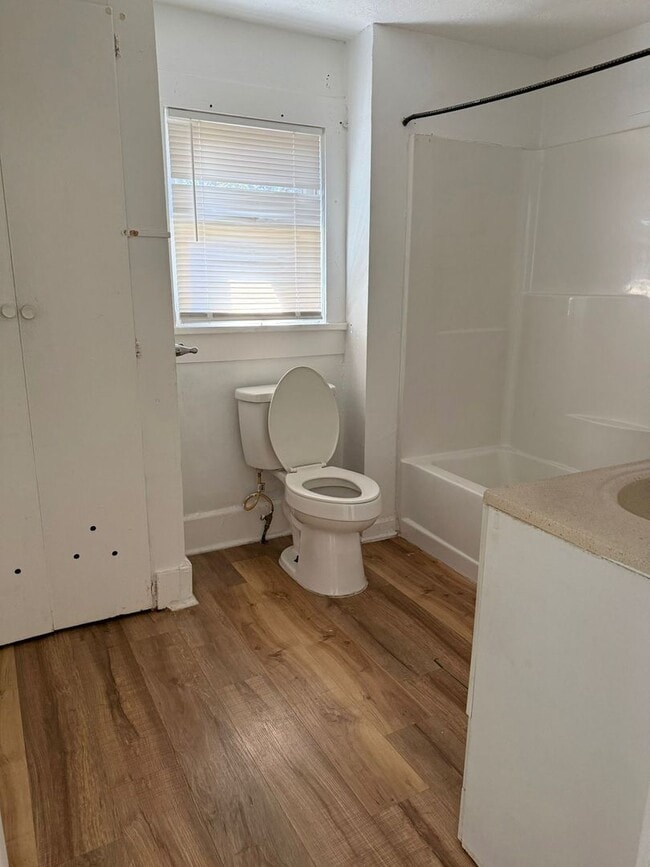 Building Photo - 1025 Lake Charles Ave