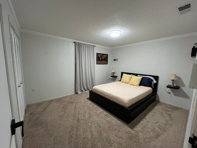 Building Photo - 1816 Weeks Ave