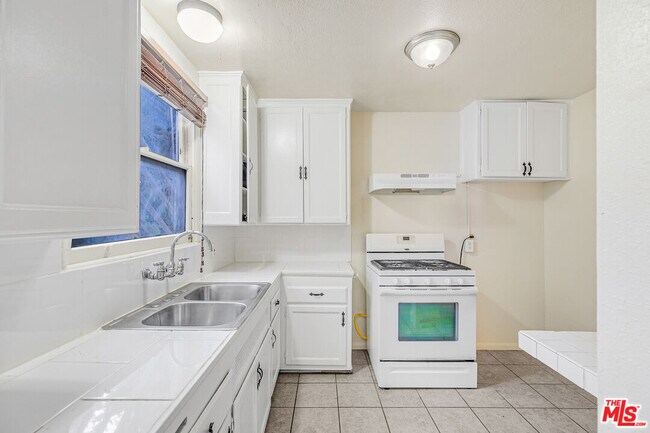 Building Photo - 3725 S Victoria Ave