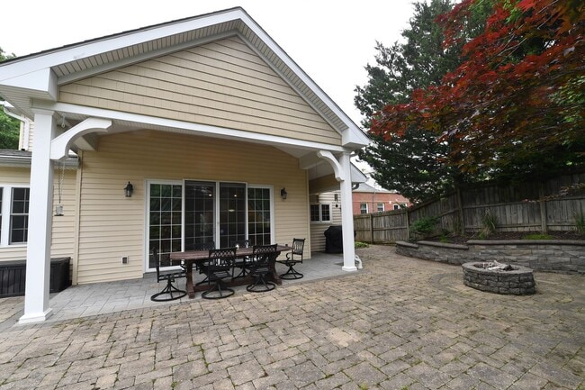 Building Photo - 106 Manlyn Dr