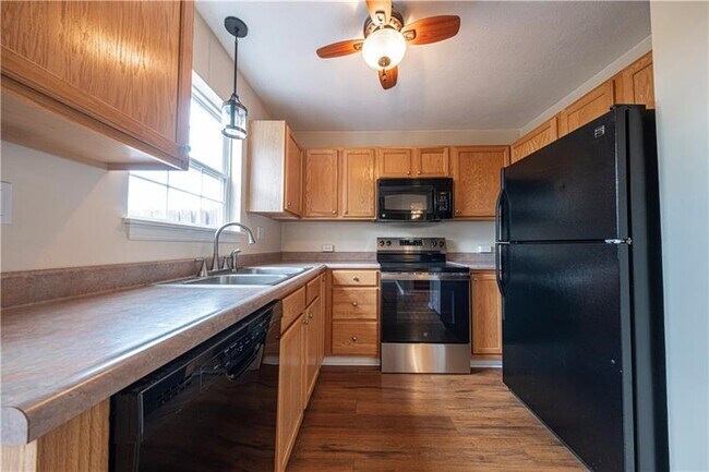 Building Photo - 222 Castle Creek Dr
