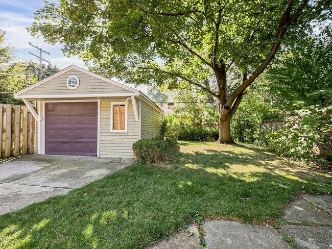 Building Photo - Charming Colonial in the Heart of Grosse P...