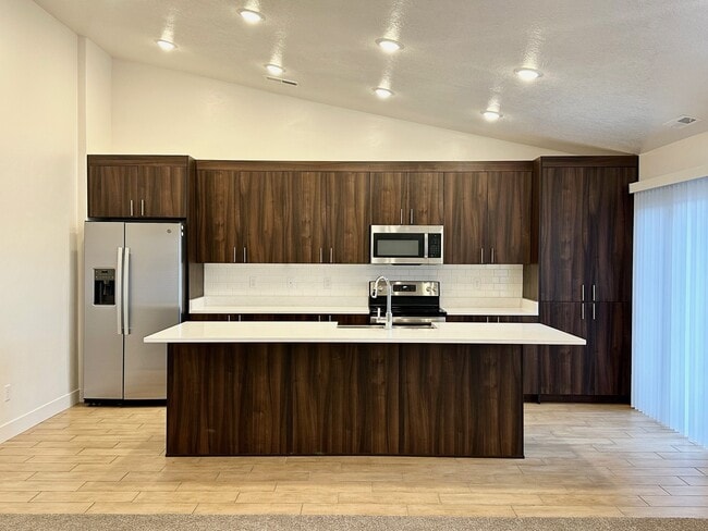 Building Photo - HC515