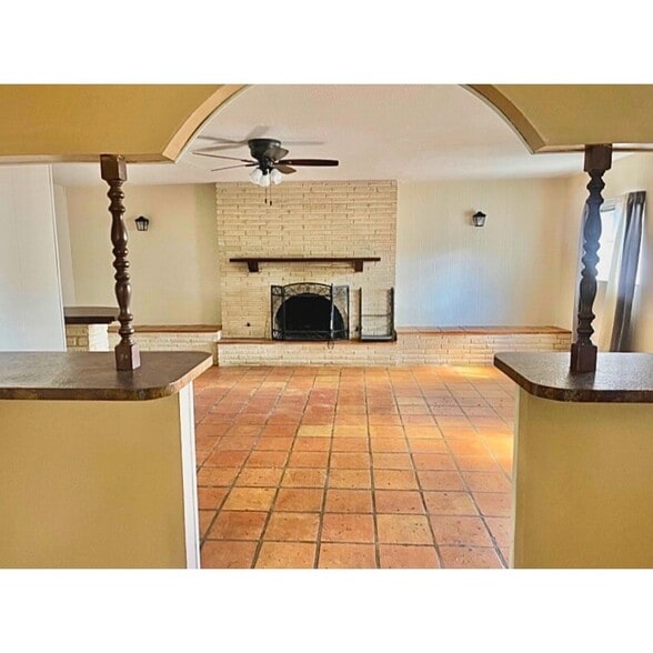 Extra large family room with fireplace - 2915 Eagle Rdg