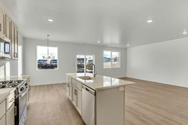 Building Photo - 825 W 700 S