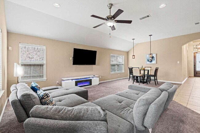 Building Photo - Beautiful 4-Bedroom Home with Solar Panels – Electric Included!