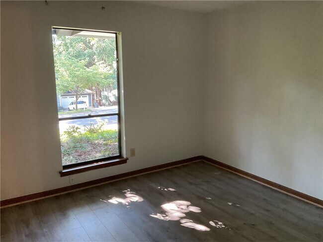 Building Photo - 215 Lakeland Ct