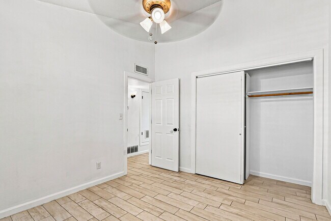 Building Photo - 204 Cutlass Dr
