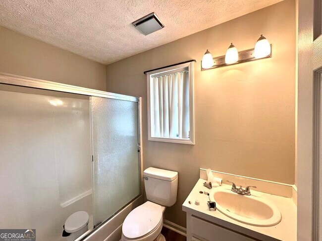 Building Photo - 100 Lakeview Ln