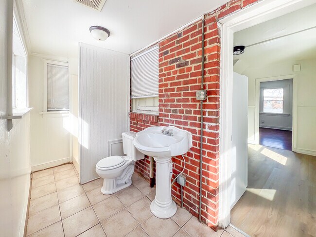 Building Photo - 1006 Greystone Ave