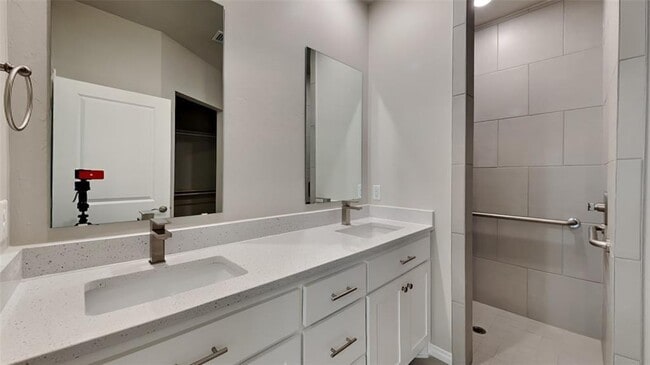Building Photo - 6813 Labelle Dr