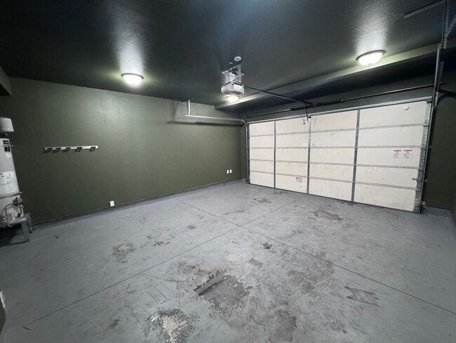 Building Photo - GORGEOUS Townhome...  LOCATION , LOCATION near Peace Health Hospital