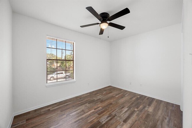 Building Photo - 204 Northwest Dr