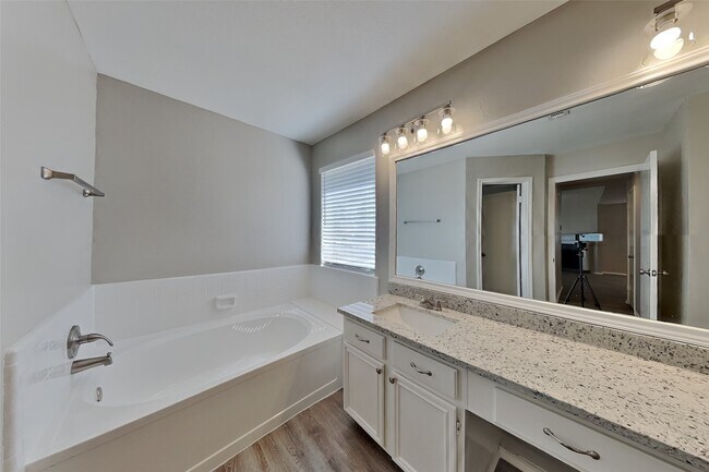 Building Photo - 16819 Kettle Creek Dr