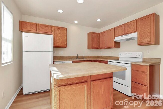 Building Photo - 915 Par One Ct