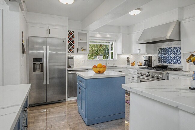Building Photo - Luxury furnished retreat in Carmel Valley