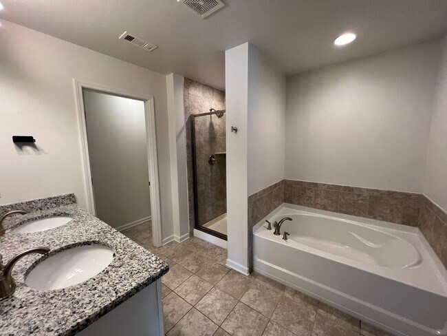 Building Photo - 4 Bedroom 3 Bath - Gorgeous Backyard in Le...