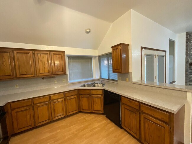 Building Photo - Spacious 3 bed, 2 bath, 2 living areas, 2 car garage