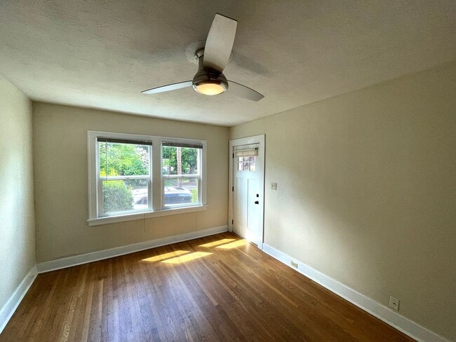 Building Photo - Vintage 1 Bedroom with Hardwood Floors, Close-In Location