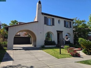 Building Photo - 1830 Hollyview Dr