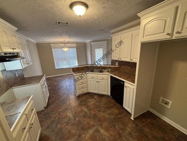 Building Photo - 2805 Southfork Dr