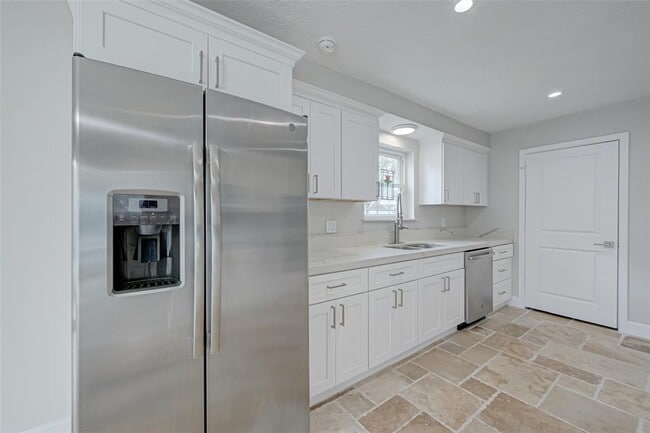 Building Photo - 915 Daria Dr