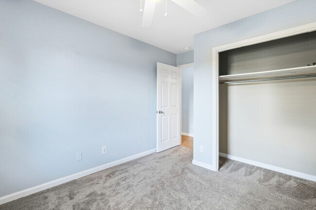 Building Photo - 737 W Creek Dr