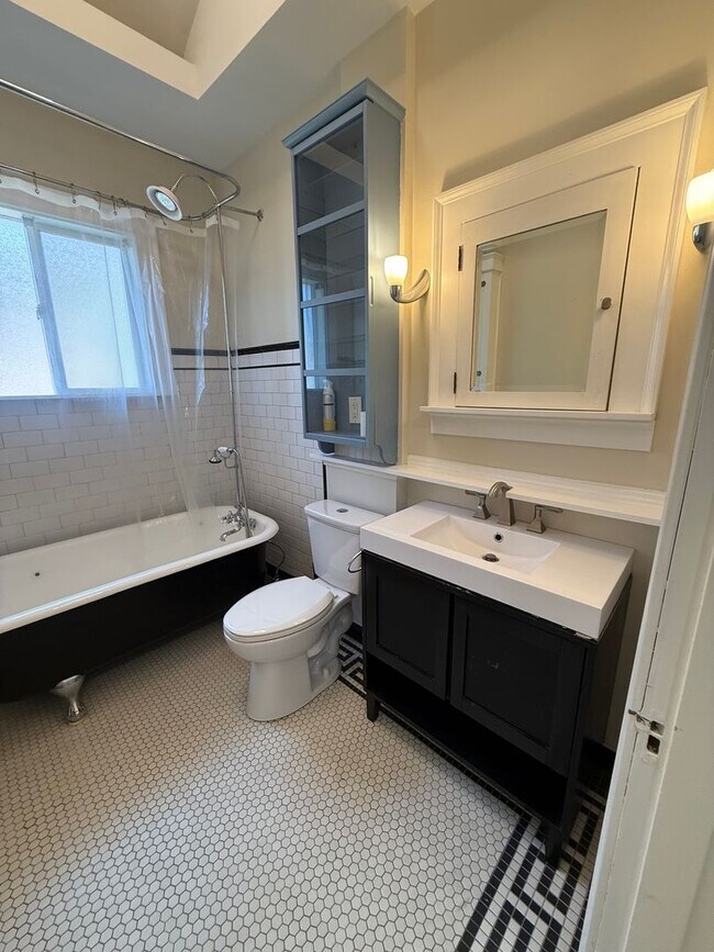 Building Photo - 2BR + Office Seward Park Home w/ A/C & 125...