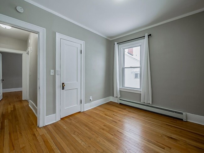 Building Photo - Fully Remodeled 2-Bed Duplex in Dearborn!