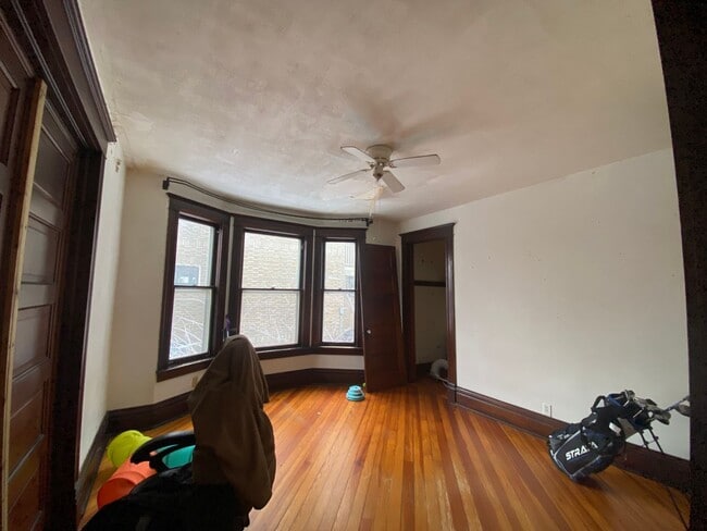 Building Photo - $1,700 | 4 Bedroom, 2 Bathroom | CAT Frien...