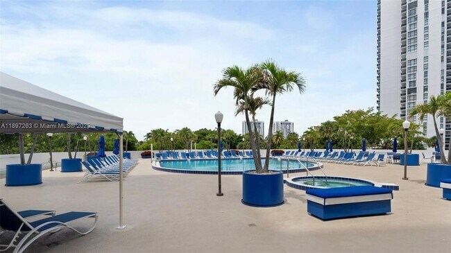 Building Photo - 3701 N Country Club Dr