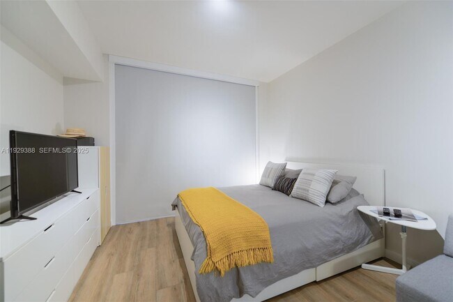 Building Photo - 1010 Brickell Ave